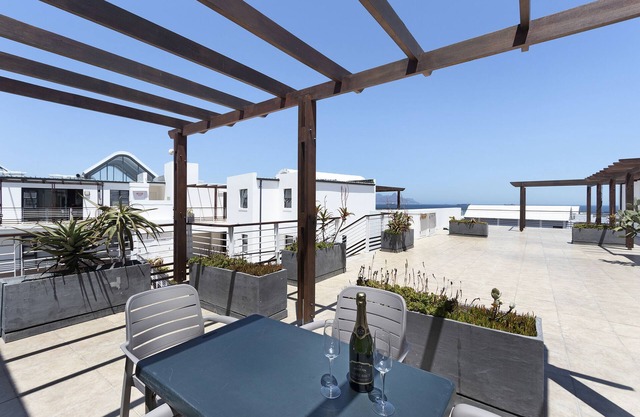 Azure 220, Blouberg