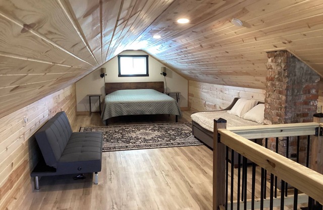 'B' Our Guest. A cozy 3-bedroom & 2 bath house with ac and Wi-Fi