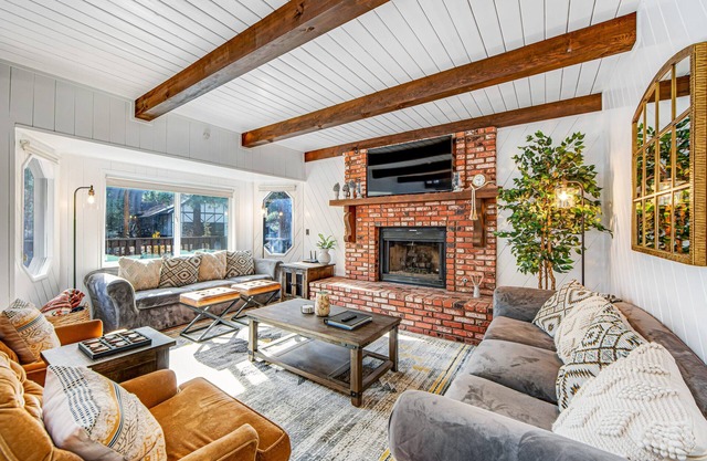 Balboa at Big Bear ~Modern Mountain Home with Fast Wi-Fi, Private Hot Tub, Fireplace, Loft - Dogs OK