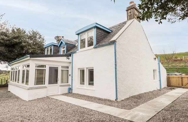 BALNAIRD FARMHOUSE, family friendly, with a garden in Strathpeffer