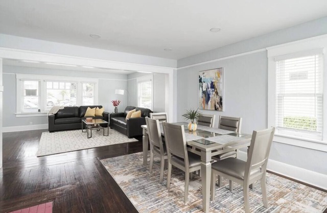 Bankers Hill Roomy Apt, 7 Min Walk to Downtown