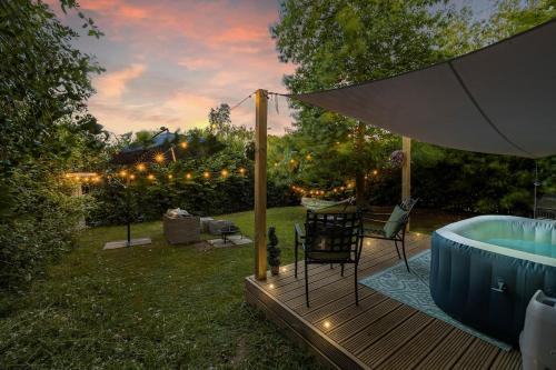 Barn with Hot Tub, Pool Table & Pizza Oven