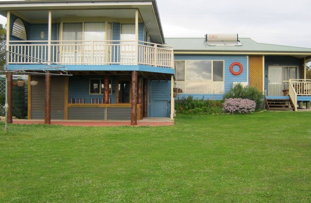 Baudins View Holiday House with 4 Queen Beds 1 double and 1 sofa bed