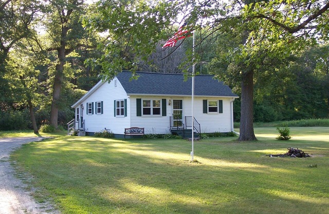 Bay Breeze Cottage - 4 Season Fully Outfitted Vacation Getaway!