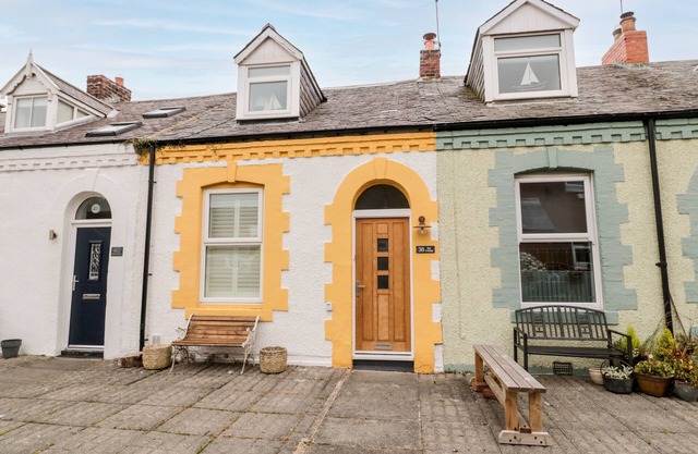 BAY COTTAGE, pet friendly, country holiday cottage in Cullercoats