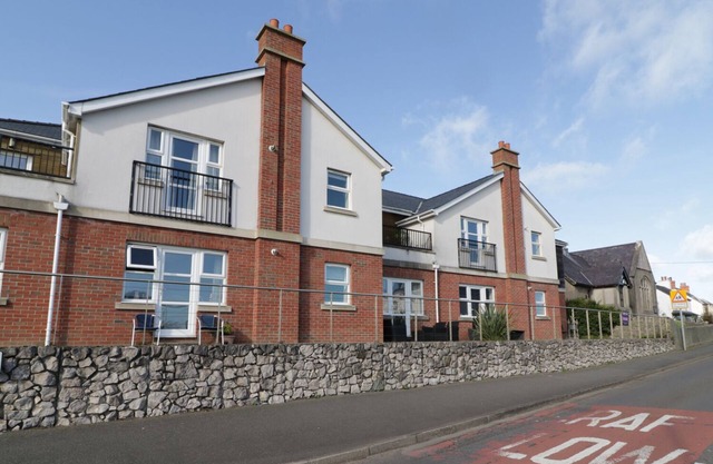 BAY VIEW, family friendly, country holiday cottage in Benllech