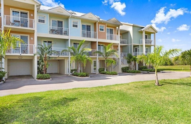 Bayfront Townhouse w/Heated Pool, HotTub, Beach, Marina, tiki bars w/live music