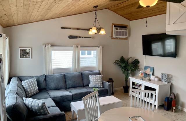 Bayside Two Bedroom Cottage. 2 blocks from beach. Newly renovated.