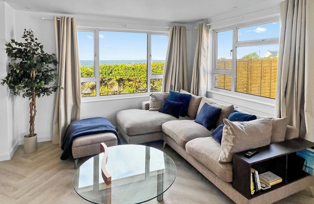 Bayview Luxury Stays- Mandeville. Hot tub, walks and Ocean views