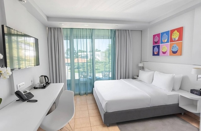 Beach Break! FOUR Relaxing 2BR Suites, Outdoor Swimming Pools, Kid's Playground!