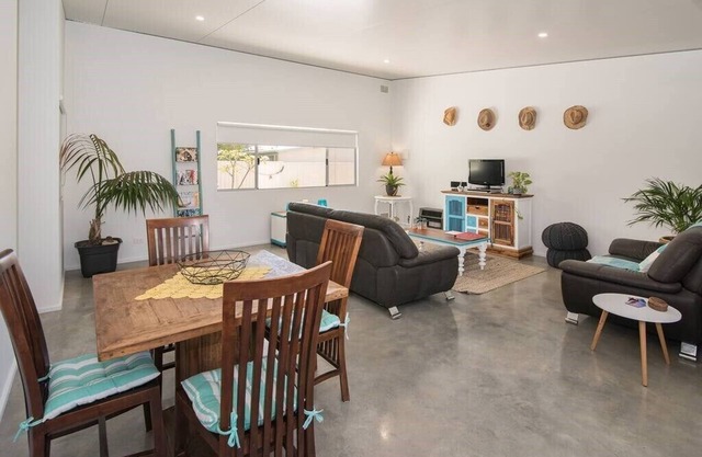 Beach Bum Bungalow 1- WIFI, Short walk to the beach