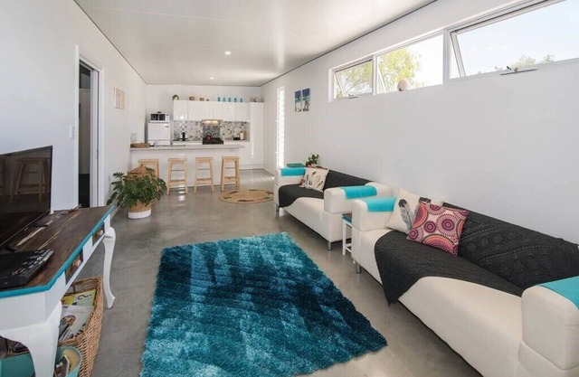 Beach Bum Bungalow 2- WIFI, Short walk to the beach