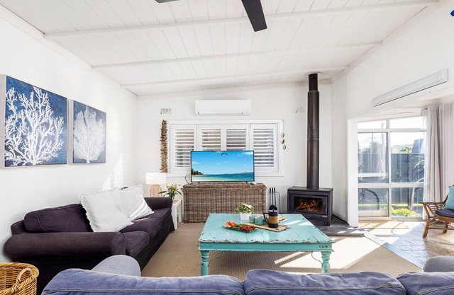 Beach Bungalow – pet friendly Beach Shack directly opposite beach