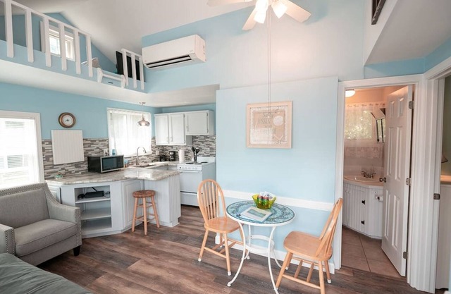 Beach cottage, cute and cozy! Steps from the beach!