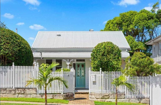 Beach Cottage in “Freshwater Basin”. Under 5 min flat walk to Beach & Shops