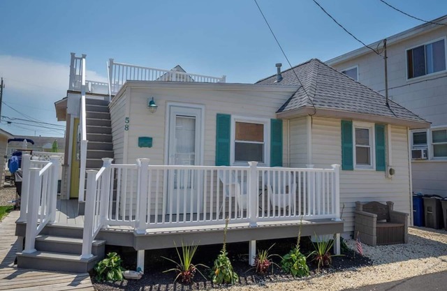 Beach Cottage with Roof Deck