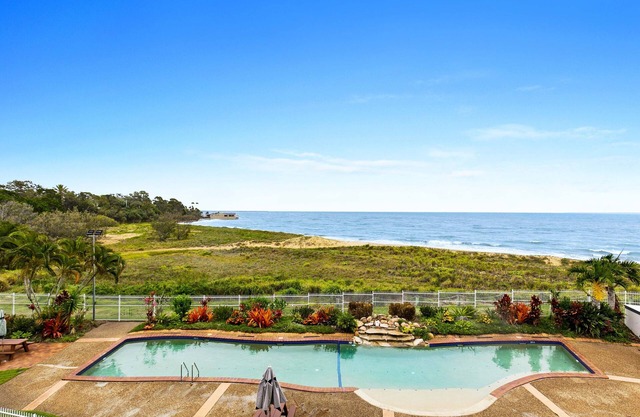 “Beach Front Apartment , Pool , Free WiFi with Netflix“