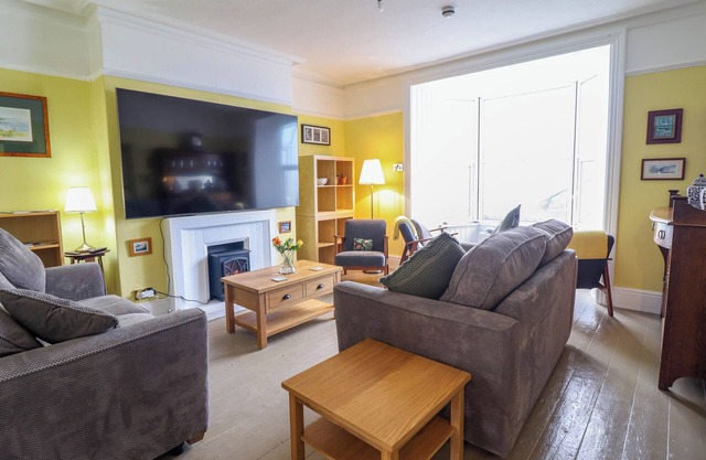 BEACH HAVEN, pet friendly, character holiday cottage in Aberystwyth