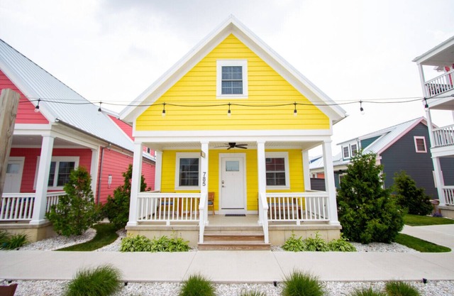 Beach Hive - 1 Bed/2 Loft Lakeside Cottage w/HOT TUB!