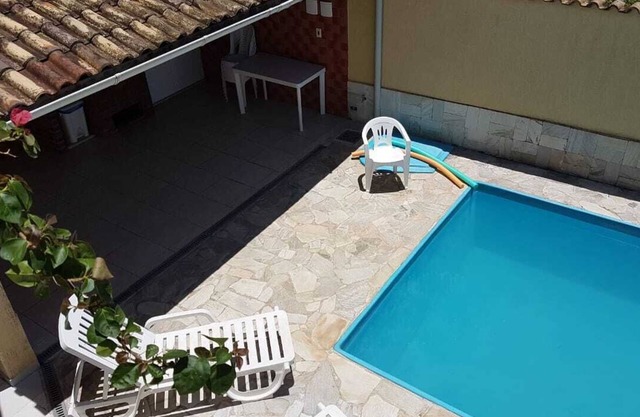 Beach house: 5 bedrooms, swimming pool, barbecue, billiards. Excellent location.
