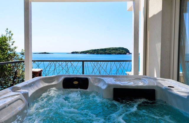Beach House - Spectacular beach house with hot tub (5 bedrooms,4 bathrooms)