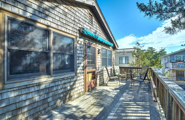 Beach Oasis Getaway-COACH HOUSE-Two Bungalows Available-Steps from the Water