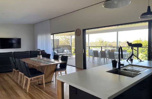 Beach Retreat, renovated, easy walk to beach