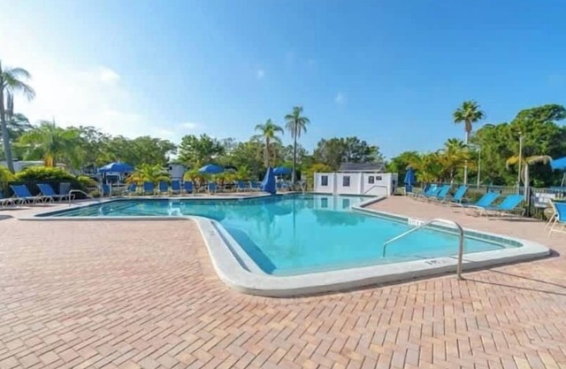 Beach Stay w/pool, bicycle, walkable community
