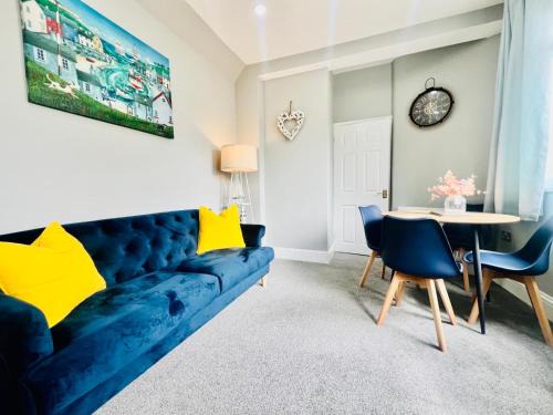 Beach Vibes in Southend-On-Sea for contractors, workers by Artisan Stays I Weekly or Monthly Stay Offer I Free Parking I Sleeps 5