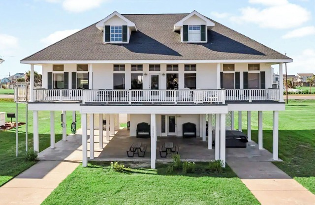 Beach View | 4 bdrm | Hot Tub | 2nd Row