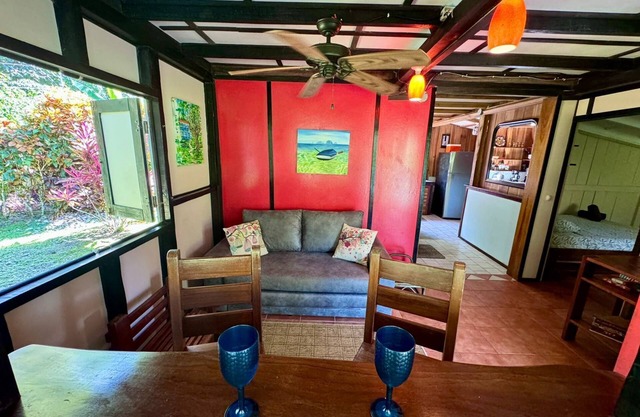 Beach villa w/fiber optic internet- Steps to beach with garden full of wildlife!