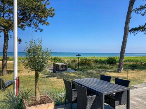 Beach Villa With Private Pier In Hou