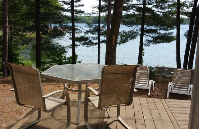Beachfront 1-bedroom home, 15-minute drive to Traverse CitynSTR License #005060
