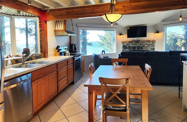 Beachfront Cabin! Private! Ocean Views! Firepit!