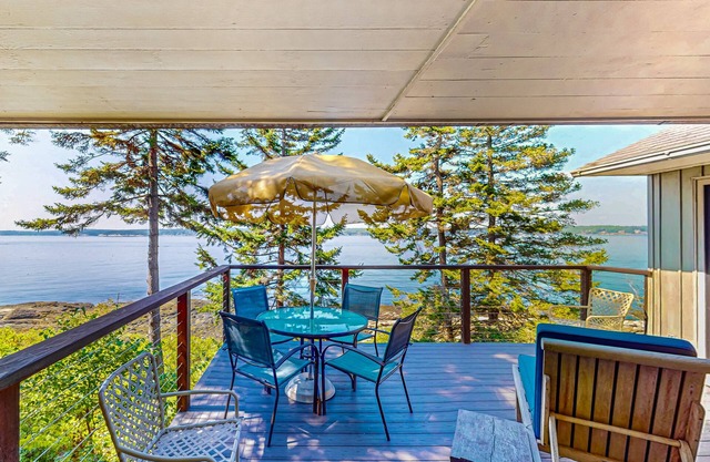 Beachfront Delight with detached guesthouse, sunset views & private beach access