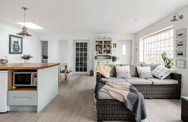 Beachfront Escape in Sleepy Coastal Village at Ringstead Bay