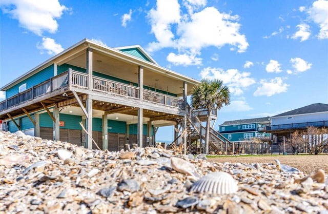 Beachfront Fire Pit Gourmet Kitchen Views