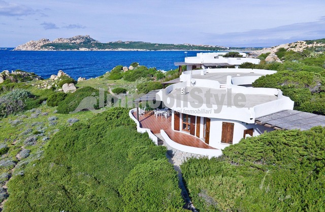 Beachfront villa on the first row with lovely view