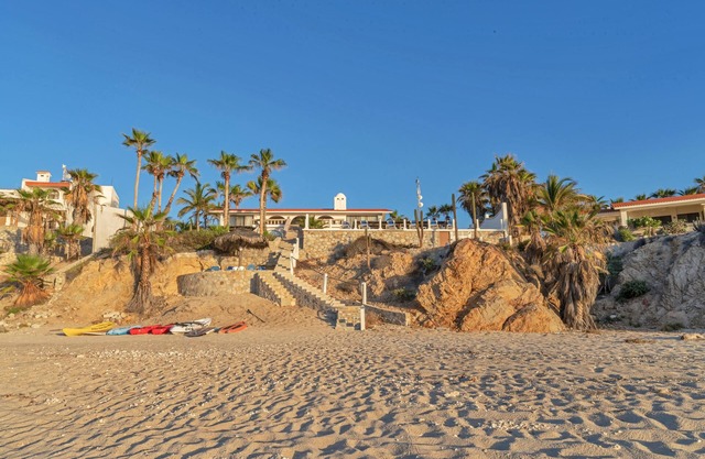 Beachfront Villa + Casitas w/pool. 6 BR