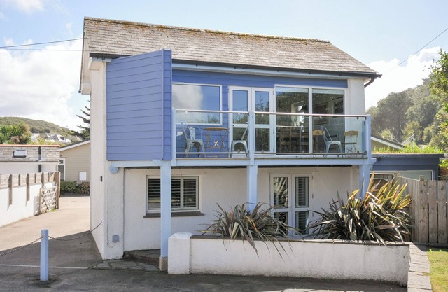 BEACHSIDE, pet friendly, country holiday cottage in Polzeath