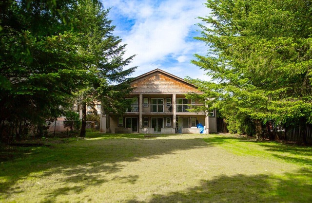 Beachy 2 Bed Studio Suite, Balcony and 4 Min to Lake