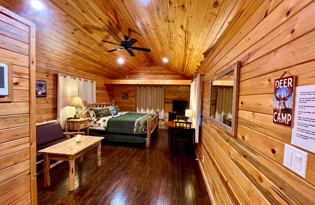 Bear Creek Resort, Upper cabin suite (1 king bed), Upper cabin suite (1 king bed)
