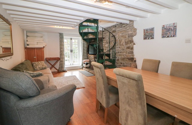 BEAR PIT COTTAGE, family friendly, with open fire in Hayfield