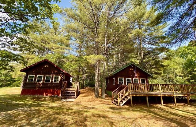 Bear's Den 1 Bed/1 Bath Charming Rustic Log Cabin