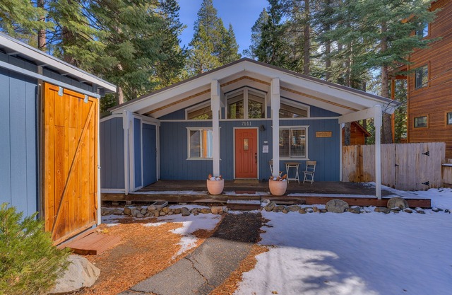 Bear's Den: 2 BR, 1 BA Cabin or Bungalow in Tahoma, Sleeps 4