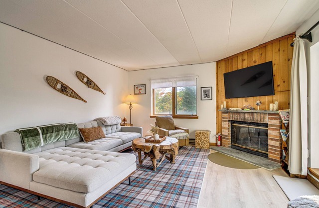 'Bearfoot Apres' Mtn-View Condo < 1 Mi to Mt Snow!