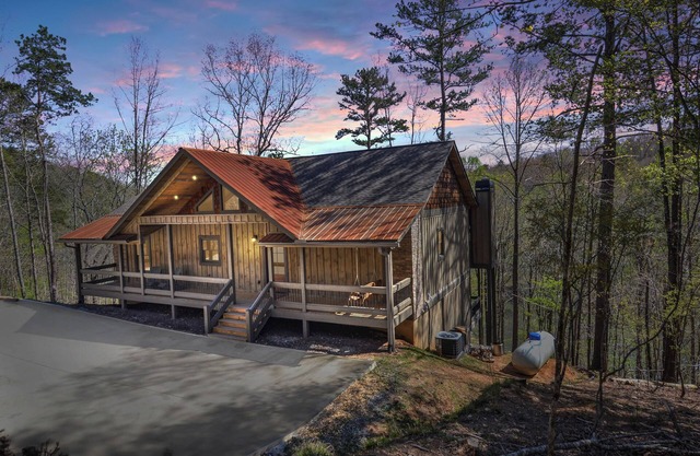 Bearfoot on the RivernNew spacious cabin w/Hot Tub, Movie Room and family resort