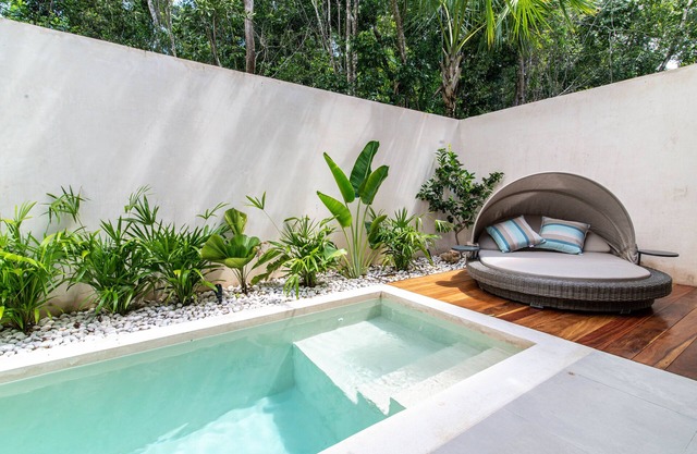 Beatiful 4 BR Home, w/Private Pool & Nearby Beach