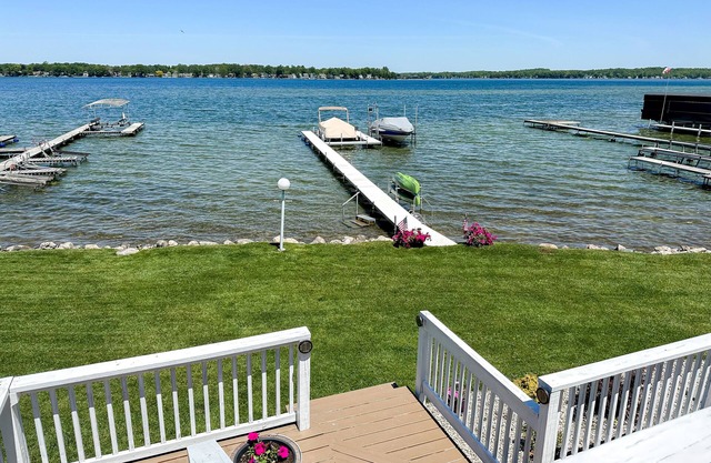 BEAUTIFUL LAKEFRONT COTTAGE! ☀️🧡 KAYAKS! CLEAR SANDY BOTTOM