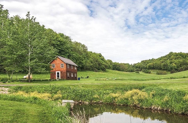 Beautiful 1 Bedroom Cottage Tucked Away in the Hills of the Driftless Area